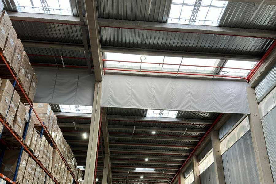 Cortina de humo textil en nave industrial