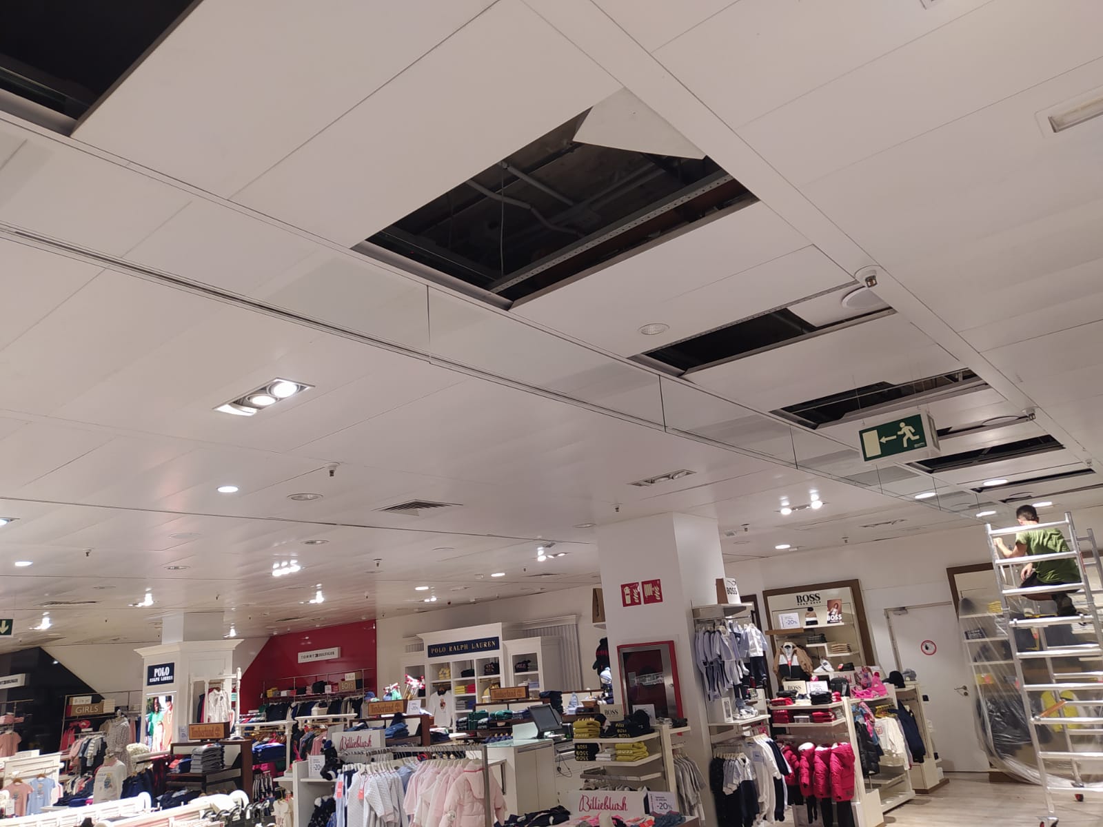 Cortinas de humos de cristal en tienda de ropa