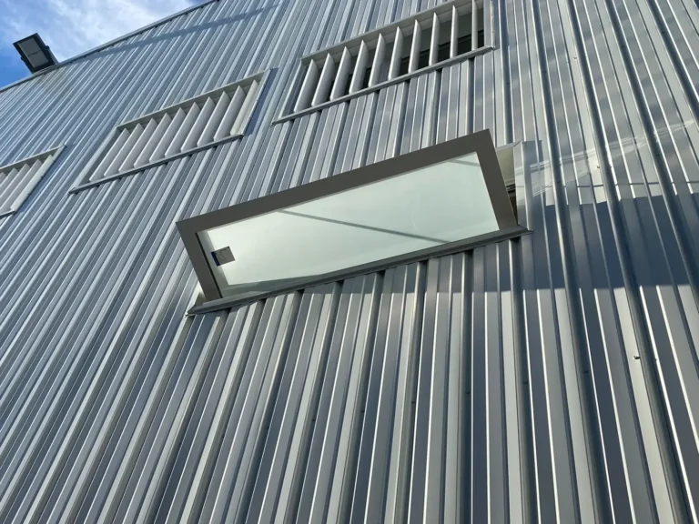 Exutorio de ventana BLIND VE en fachada