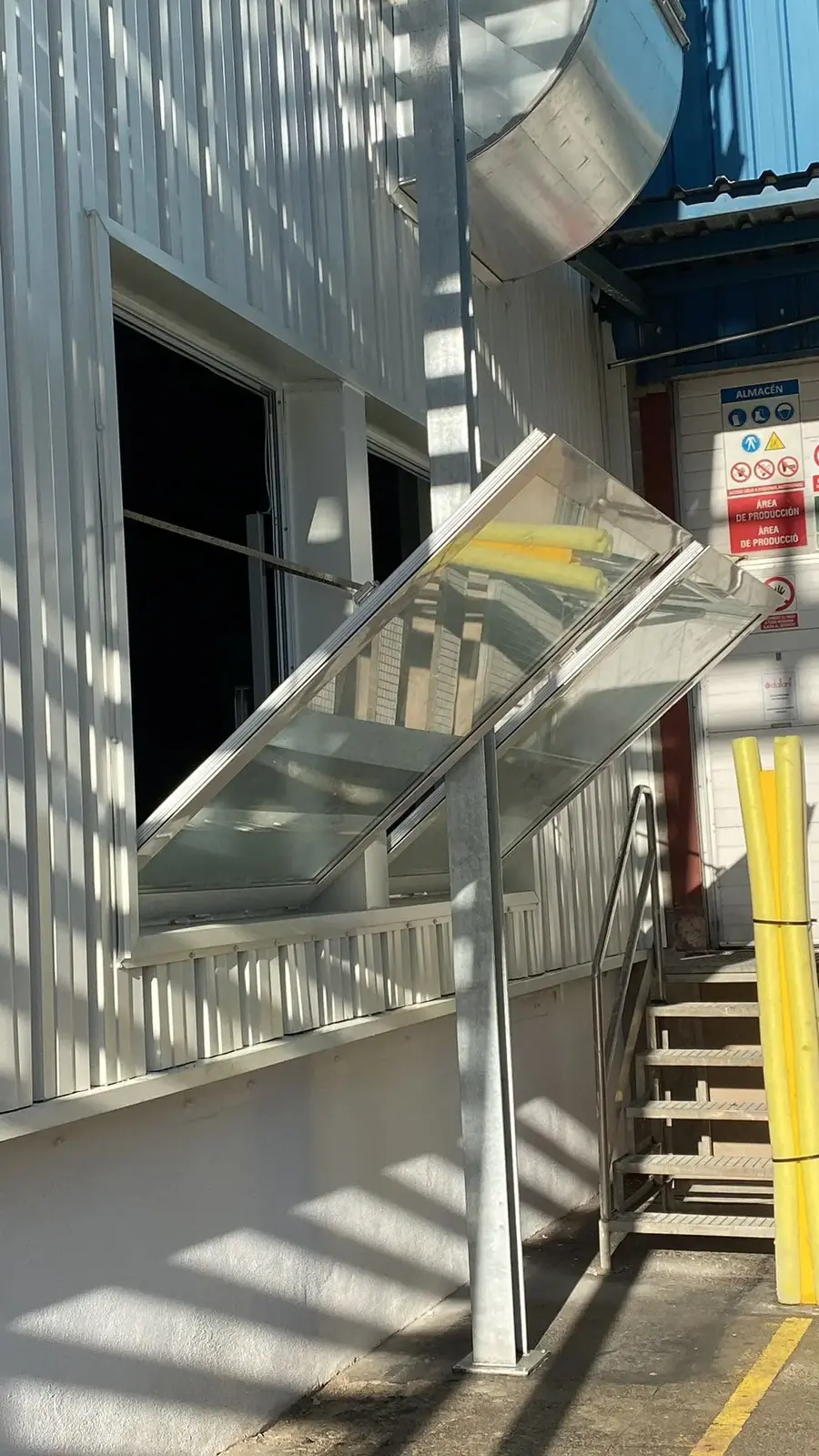Exutorios de ventana cuadrados abiertos, vistos desde fuera