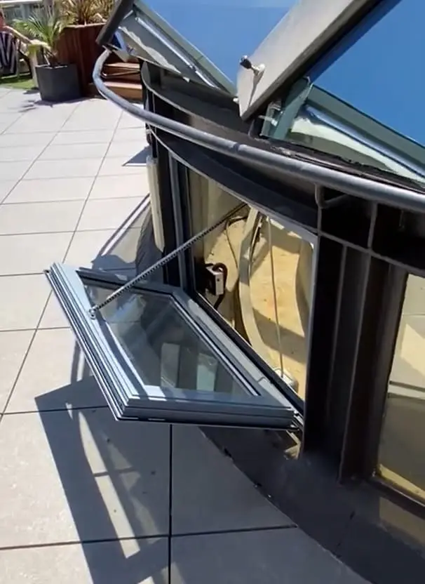 Exutorio de ventana adaptado a diseño de lucernario circular